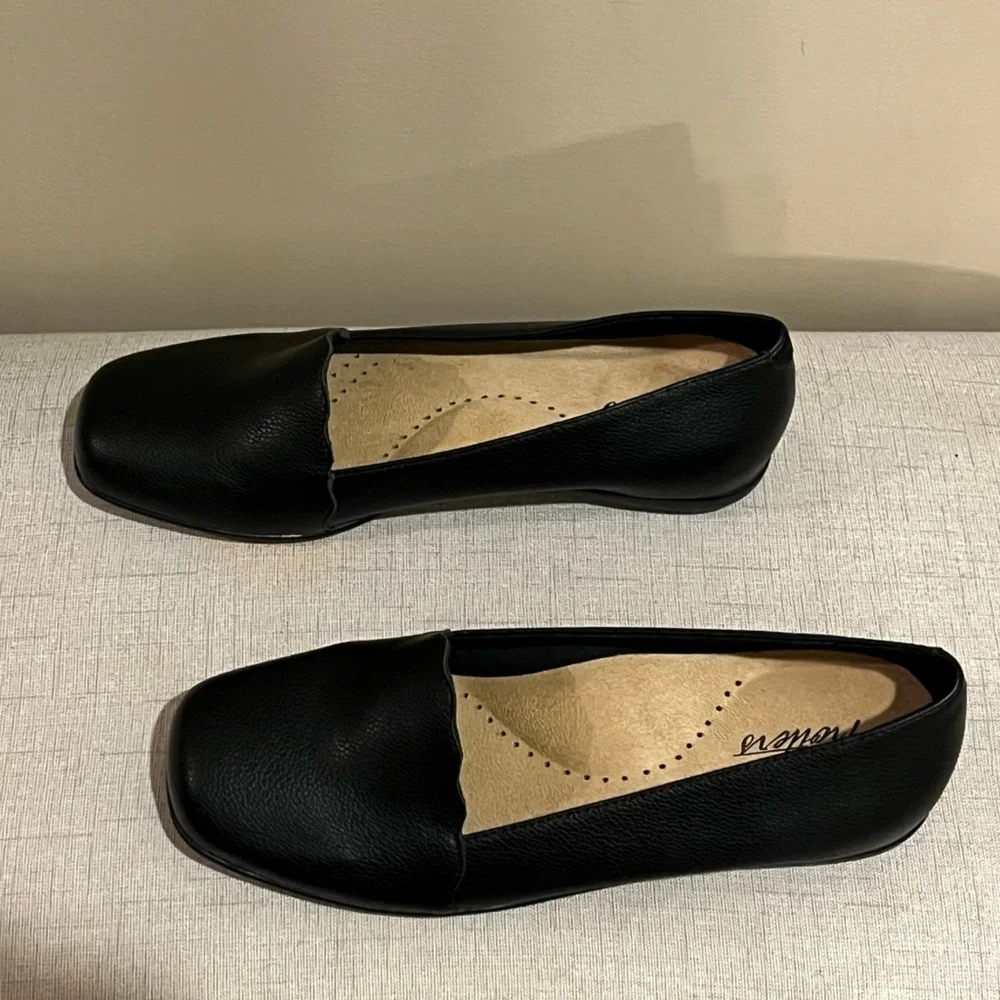 Trotter Sage Scalloped edging  Black Leather Loafers, size 7.5W